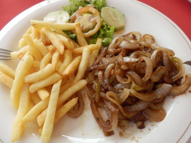 Steak mit Zwiebeln und Pommes