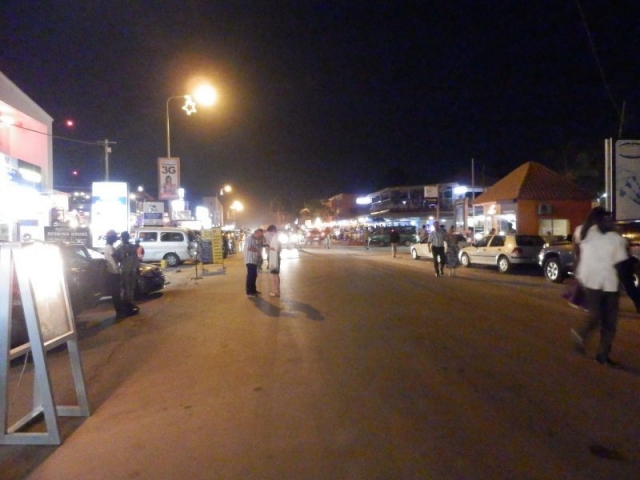 Serekunda Strip bei Nacht