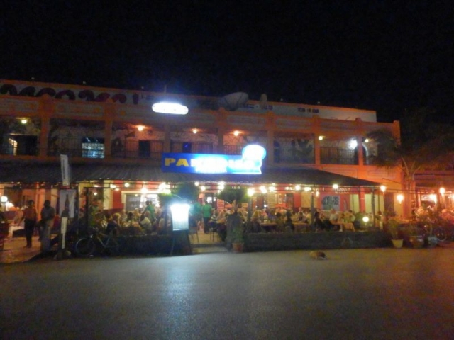 Serekunda Strip bei Nacht
