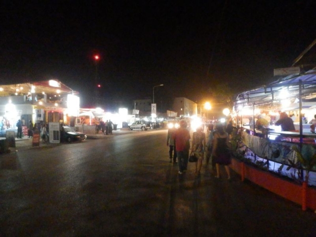 Serekunda Strip bei Nacht