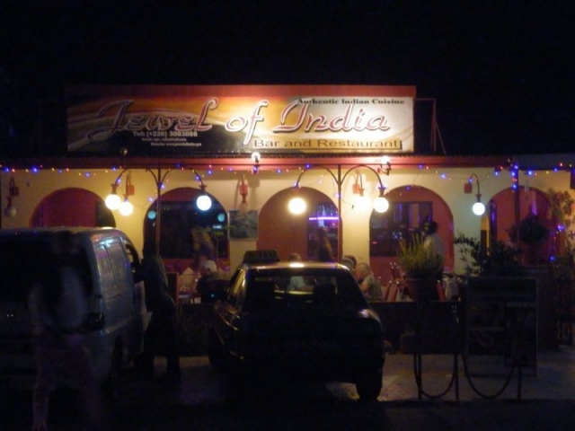 Serekunda Strip bei Nacht