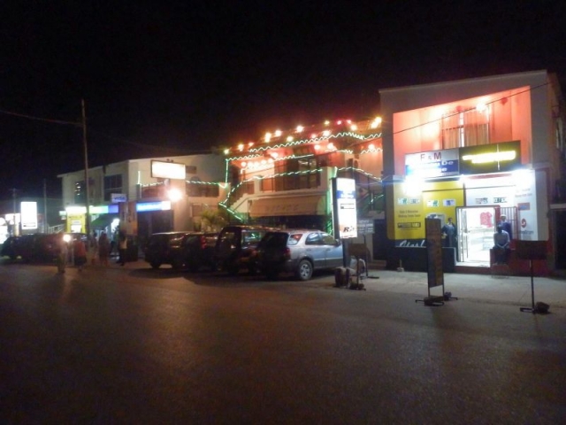 Serekunda Strip bei Nacht