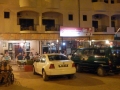 Serekunda Strip bei Nacht