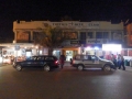 Serekunda Strip bei Nacht