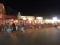 Serekunda Strip bei Nacht
