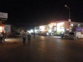 Serekunda Strip bei Nacht