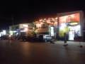 Serekunda Strip bei Nacht