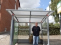 Bibo wartet auf den Bus
