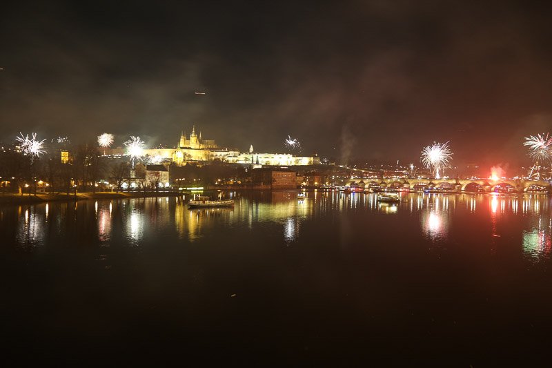 Feuerwerk-Karlsbruecke-Prag