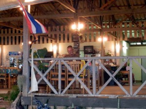 ein Restaurant am Strand auf Koh Sukorn